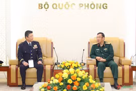 Le général de corps d'armée Pham Hoai Nam, membre du Comité central du Parti et vice-ministre de la Défense (droite) et le général de brigade Aoi Kei. Photo: qdnd