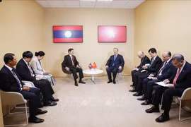 Le secrétaire général du Parti et président vietnamien To Lam (droite) rencontre son homologue lao Thongloun Sisoulith. Photo: VNA