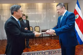 L'ambassadeur du Vietnam à Cuba, également au Costa Rica, Le Quang Long présente ses lettres de créances au président du Costa Rica, Rodrigo Chaves Robles. Photo: VNA