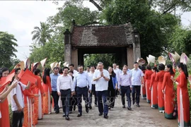 Le président To Lam se rend à l'ancien village de Duong Lam. Photo: VNA