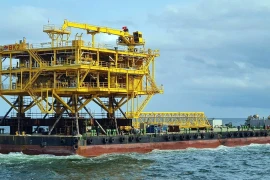 Vietsovpetro installe la partie supérieure de la plate-forme du champ Bach Hô