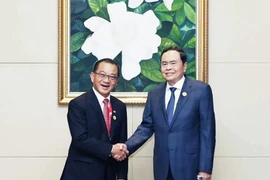 Le président de l'Assemblée nationale Tran Thanh Man (droite) rencontre le président du Parlement de Singapour, Seah Kian Peng, en marge de l'Assemblée générale de l'AIPA-45 au Laos. Photo: VNA