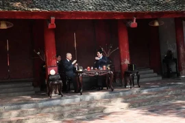 Le président Luong Cuong (droite) et le roi du Cambodge prennent le thé au Temple de la Littérature