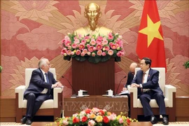 Tran Thanh Man, membre du Politburo et vice-président permanent de l'Assemblée nationale (droite) et le député André Flahaut, ministre d'État et ancien président de la Chambre des représentants belge. Photo: VNA