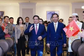 Le PM Pham Minh Chinh rencontre des représentants de la communauté vietnamienne au Qatar. Photo: VNA
