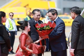 Le Premier ministre Pham Minh Chinh est accueilli à l'aéroport international de Wattay, à Vientiane. Photo: VNA 