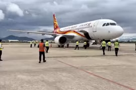 Le vol HX548, opéré par Hong Kong Airlines, a atterri à l'aéroport international de Da Nang le 19 juillet. Photo: VNA