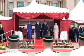 Le secrétaire général du Parti communiste du Vietnam (PCV), To Lam, et son épouse lors de la cérémonie d’accueil présidée par le Premier ministre malaisien et son épouse. Photo: VNA