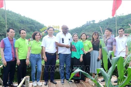 Le 9 mai, la délégation de la FAO a visité plusieurs modèles de coopératives soutenus par FFF dans le district de Ba Be. Photo: VNA