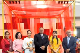 Le ministre des AE du Timor-Leste, Bendito Freitas (centre) et l'ambassadeur du Timor-Leste au Brunei, Abel Guterres (droite) prennent des photos souvenirs dans l'espace d'exposition de l'ambassade du Vietnam au Brunei. Photo: ambassade du Vietnam à Brunei.