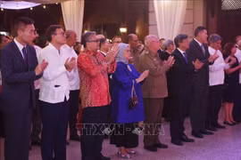 Des invités et amis cubains et internationaux lors de la cérémonie. Photo: VNA