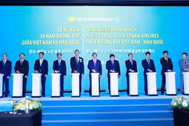 Le Premier ministre Pham Minh Chinh assiste à la cérémonie marquant le 30e anniversaire du 1er vol direct entre le Vietnam et la R. de Corée. Photo: VNA