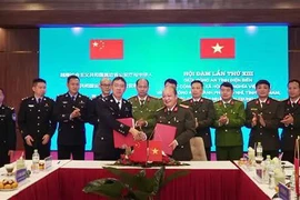 Les deux parties signent un protocole d'accord de coopération pour garantir la sécurité et l'ordre public dans les zones frontalières. Photo: VNA