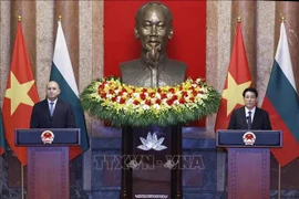 Le président Luong Cuong (droite) et son homologue bulgare rencontrent la presse à l'issue de leur entretien. Photo: VNA