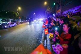 Des habitants de Hanoi souhaitent la bienvenue au président américain Donald Trump