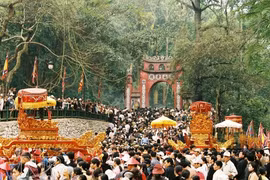 Des Vietnamiens au Laos organisent une cérémonie en l'honneur de la fête des rois fondateurs Hung