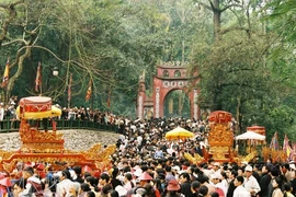 Des Vietnamiens au Laos organisent une cérémonie en l'honneur de la fête des rois fondateurs Hung
