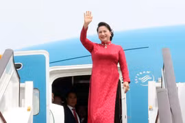 La présidente de l’AN Nguyên Thi Kim Ngân arrive à Pékin