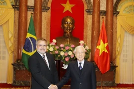 Le SG du Parti communiste et président Nguyên Phu Trong reçoit de nouveaux ambassadeurs étrangers
