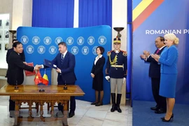 Conférence de presse entre les deux Premiers ministres du Vietnam et de la Roumanie