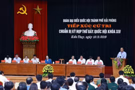 Le PM Nguyên Xuân Phuc à l’écoute des électeurs de Hai Phong