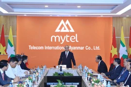 Le PM visite des établissements d'investissement du Vietnam au Myanmar