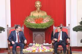 Une délégation du Parti communiste populaire du Kazakhstan en visite au Vietnam