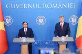 Les Premiers ministres vietnamien et roumain donnent une conférence de presse après leur entretien