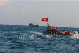 Le président Nguyen Xuan Phuc offre 5.000 drapeaux nationaux aux pêcheurs