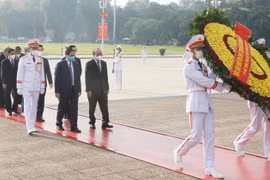 Fête nationale : les dirigeants rendent hommage au Président Ho Chi Minh