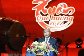 Le président Nguyen Xuan Phuc assiste au programme artistique “"Printemps du pays natal 2022"