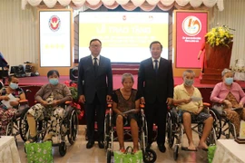 Aide thaïlandaise pour des personnes handicapées à Long An