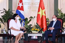 Le président Nguyen Xuan Phuc rencontre des amis cubains