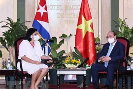 Le président Nguyen Xuan Phuc rencontre des amis cubains