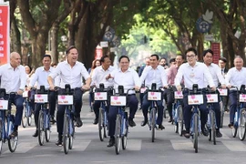 Les Premiers ministres vietnamien et néerlandais font du vélo ensemble dans des rues de Hanoï
