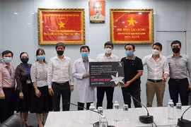 Hô Chi Minh-Ville : don de 2 milliards de dôngs pour la lutte contre le COVID-19