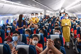 Vietnam Airlines ramène des étudiants à Hanoï après leur mission contre le COVID-19 au Sud