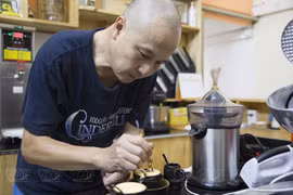 Un cafetier de Hanoï promeut les plus beaux lieux de la capitale dans ses cafés 