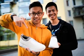 Deux jeunes Vietnamiens en Finlande et leur marque Rens