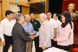 Le leader du PCV Nguyen Phu Trong à l’écoute des électeurs de Hanoi 