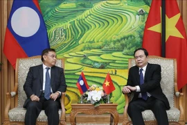 Le président du Front de la Patrie du Vietnam reçoit son homologue lao
