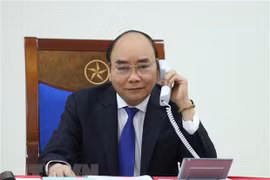 Le PM Nguyen Xuan Phuc s'entretient par téléphone avec son homologue australien