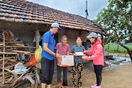 Remise de 1.200 cadeaux aux habitants sinistrés à Quang Tri et Quang Ngai