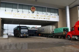Coronavirus : reprise du dédouanement au poste frontière de Lao Cai