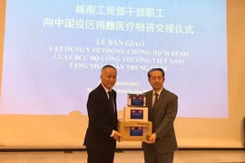 Le Vietnam fait don d'appareils médicaux au peuple chinois
