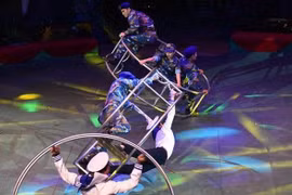 Un programme de cirque en l'honneur des forces navales et des garde-côtes