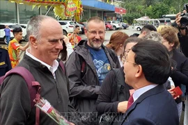 Nouvel An lunaire : les premiers visiteurs étrangers à Quang Ninh ​