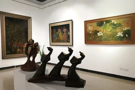 La peinture traditionnelle à la laque se décline en styles chatoyants