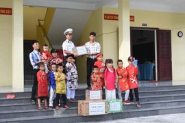 Truong Sa: visite des habitants et militaires à l’approche du Têt