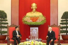 Des dirigeants vietnamiens reçoivent le Premier ministre lao